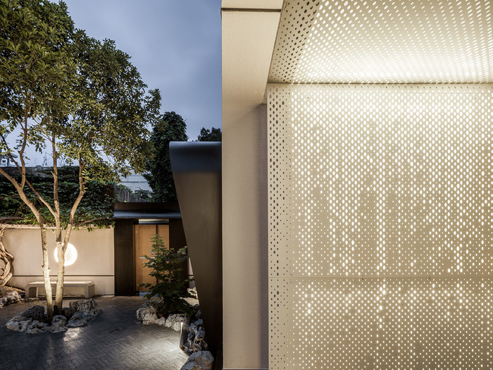 以庭院紫藤花为范本设计了穿孔铝板的花纹.jpg